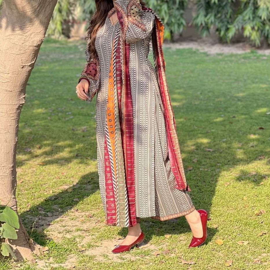 ZEEN - Printed Shirt & Chiffon Dupatta 3Pc Lawn Dress